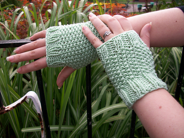 Easy Seed / Moss stitch fingerless gloves