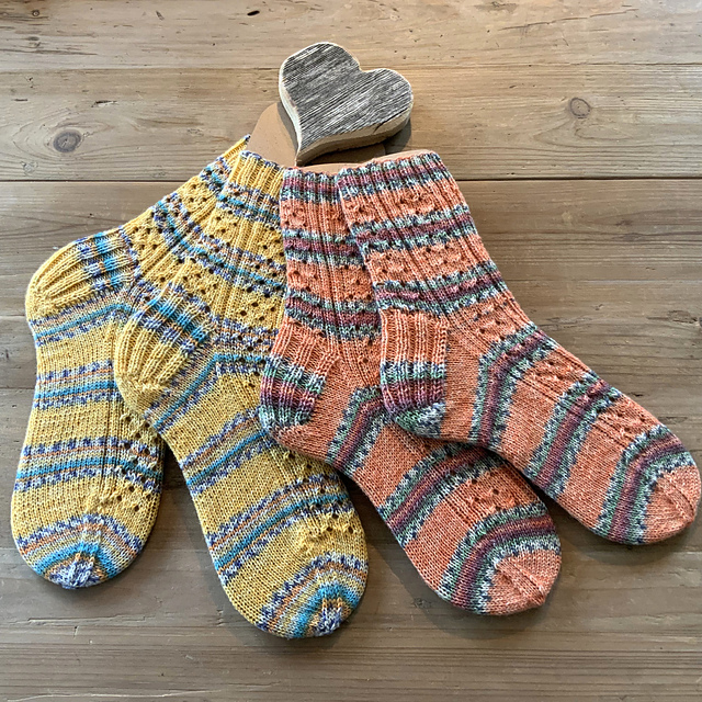 Daaje, Socken mit Ajour-Rippenmuster
