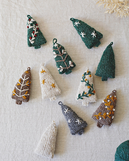 Cosy Christmas trees ornaments