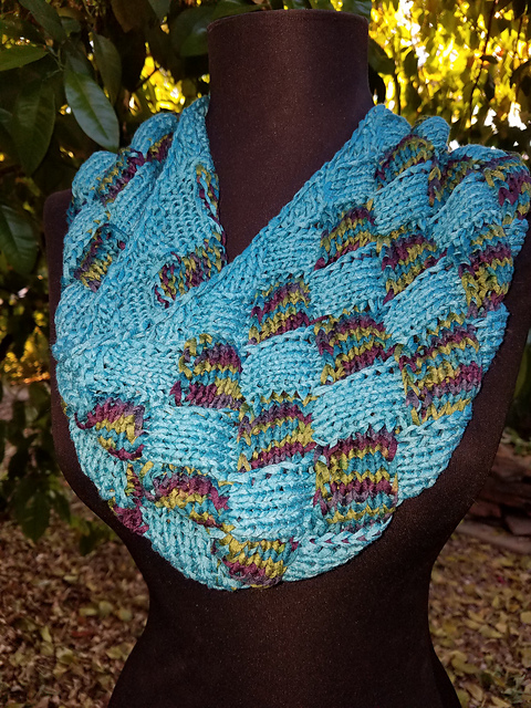 A Round Entralac Cowl