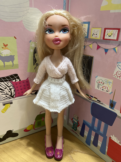 Bratz #095 Green and white wrap around top