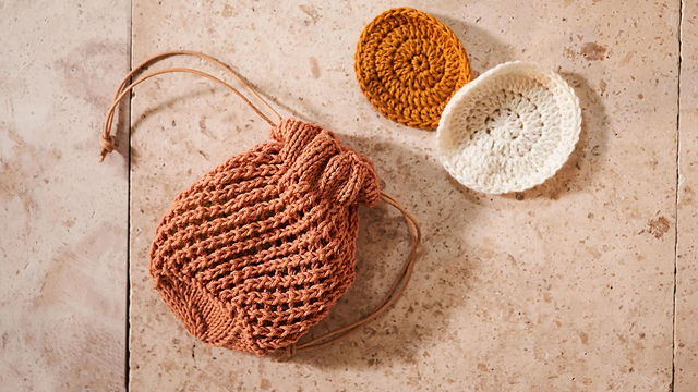 Knitted bag with a drawstring