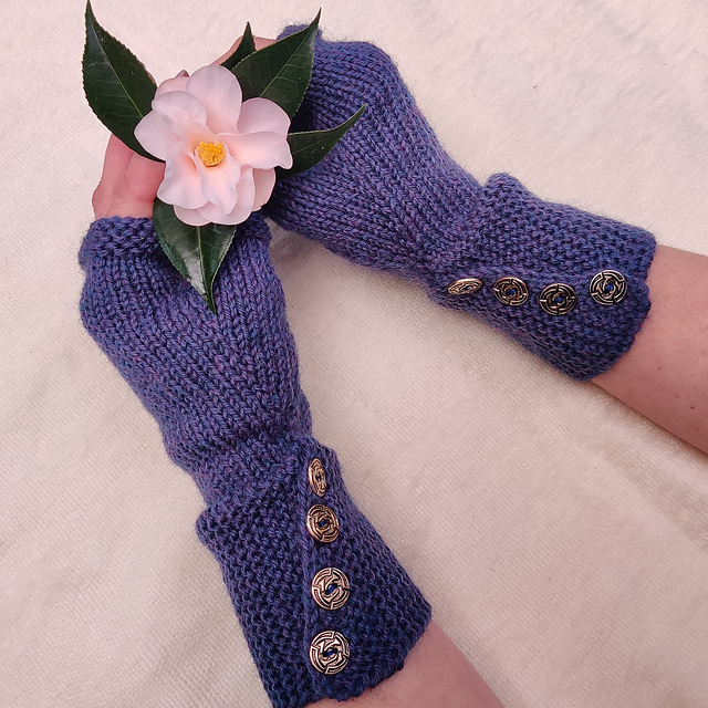 Buttoned cuff mitts