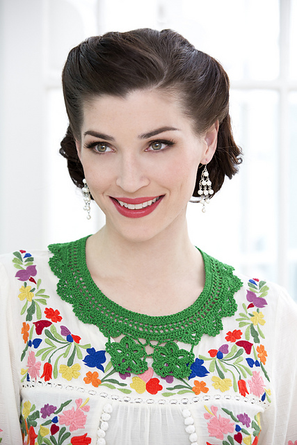 Moderne Crochet Floral Collar