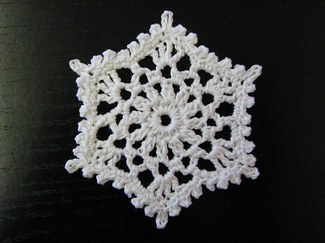 Bells, Flakes, and Tree Skirt Edging: Snowflake B