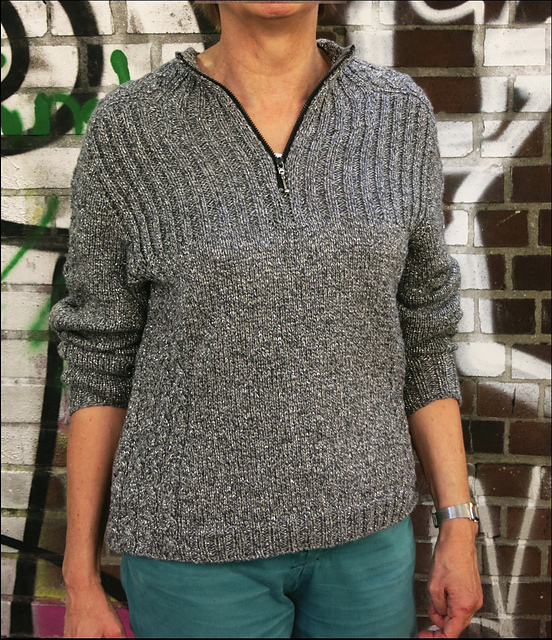 # 04 Grauer Pulli mit gezopften Seitenpartien