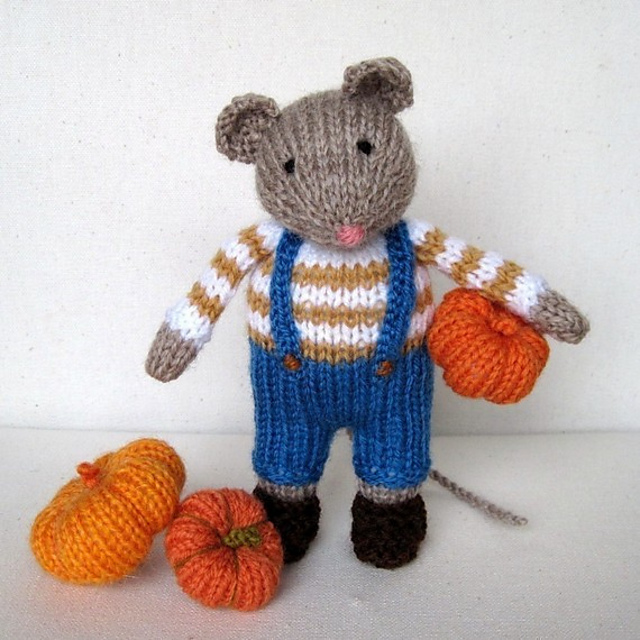Pip the mouse and pumpkins