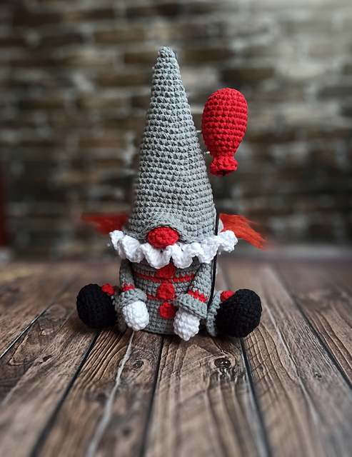 Pennywise clown gnome