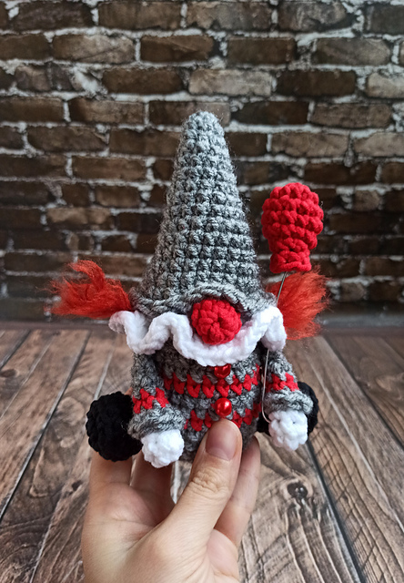Mini clown gnome