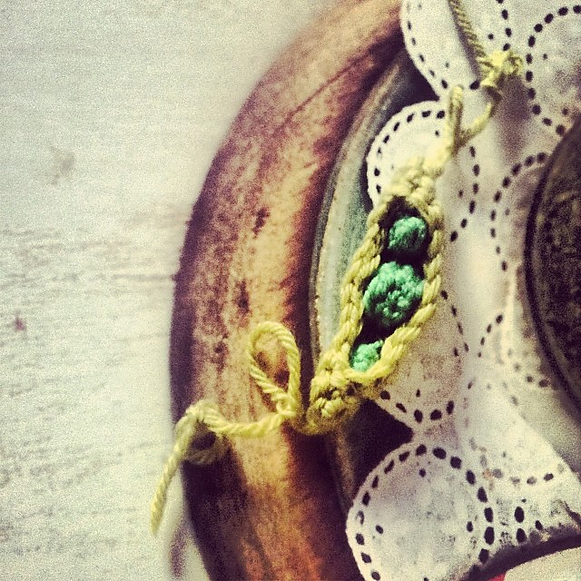 pleasing peas brooch