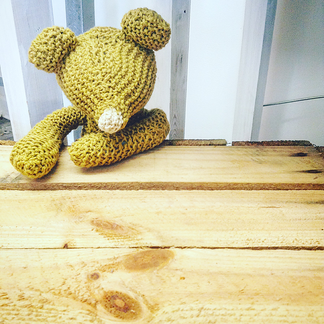 Simple knitted bear