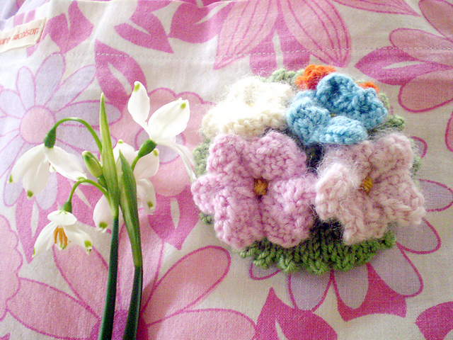 Mother's day knitty brooch