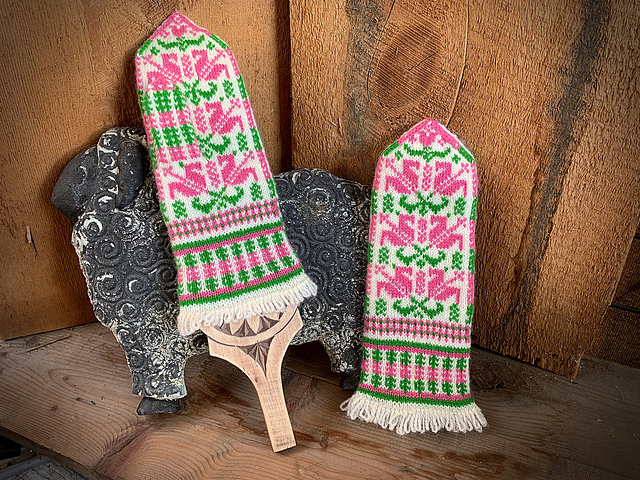 Lilies Mittens