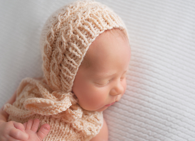 Eyelet Cables Bonnet
