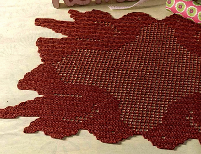 Filetdeckchen mit Taubenmotiv