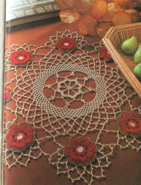 Deckchen mit Roten Rosen