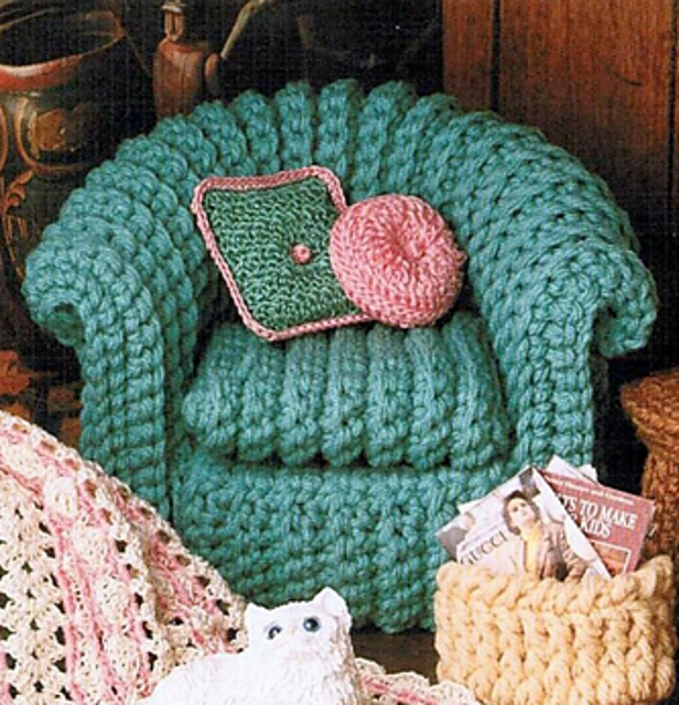 Classic Living Room: Fashion Doll Chair