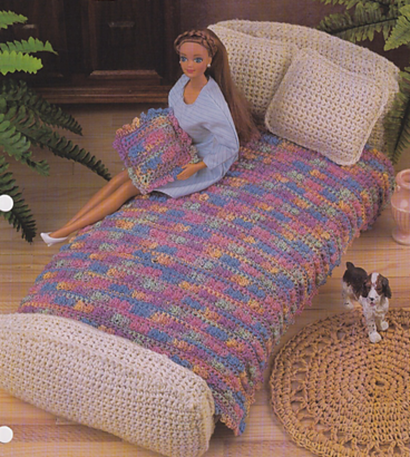 Fashion Doll Bedroom: Bed & Pillows