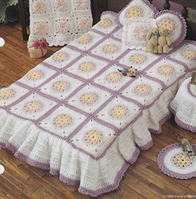 Floral Motif Bedroom: Bedspread