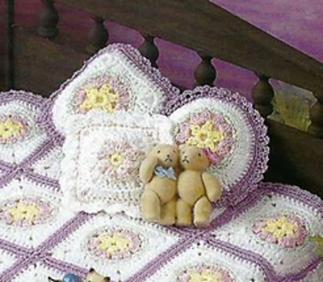 Floral Motif Bedroom: Throw Pillows
