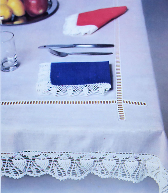 Nappe blanche et serviettes en couleurs