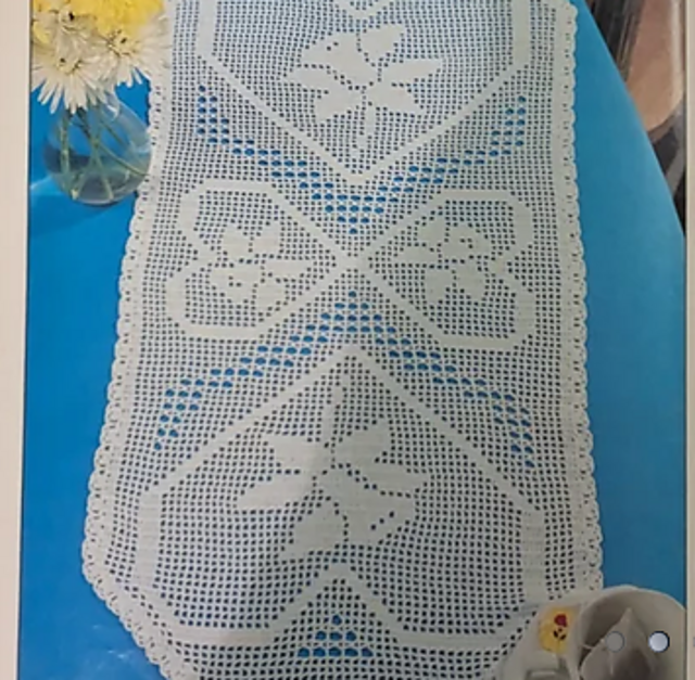 Daffodil Table Runner