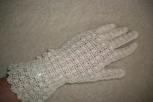 Three-Button Lace Gloves