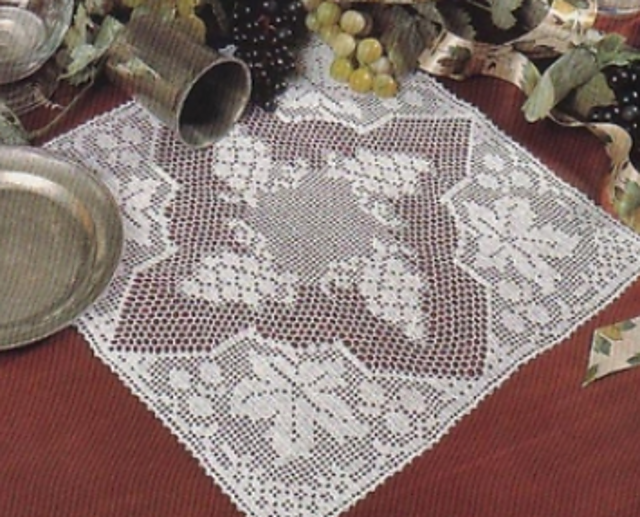 Modell 45 Deckchen mit Traubenmotiven