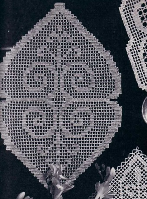 Fleur De Lis Oval Mat #12B