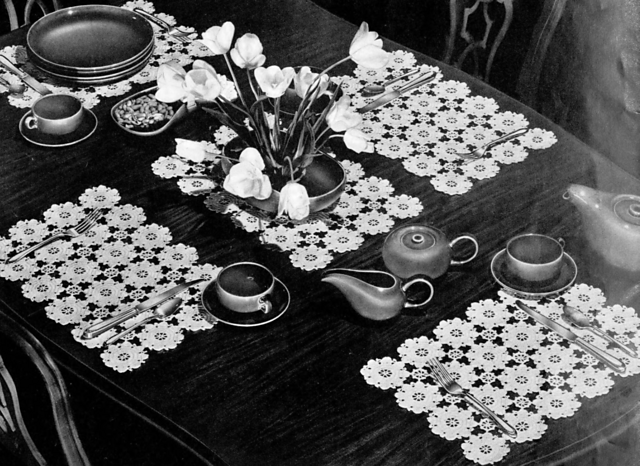 Posy Chain Luncheon Set