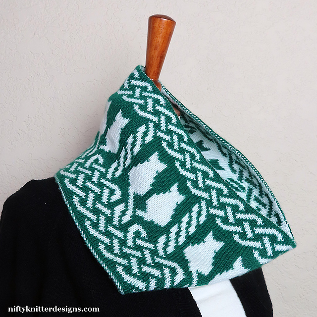 CLANE×FRAGMENT CAT FEATHER KNIT Ravelry: Celtic Cat Cowl pattern by Lisa Hannan Fox