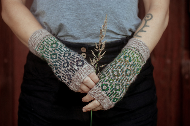 Obelisk Mitts