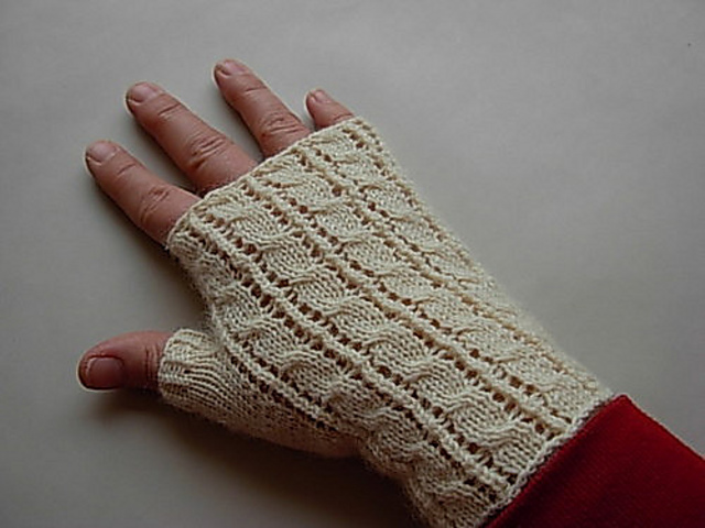 Fingerless mittens with cables