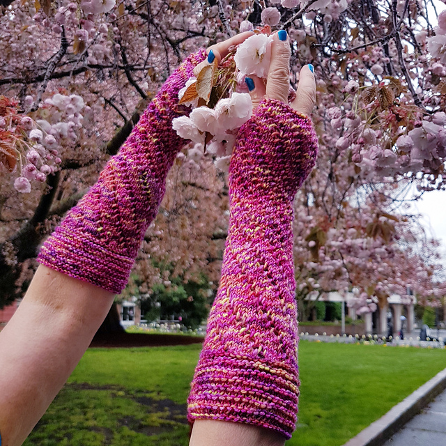 Eyelet Armwarmers