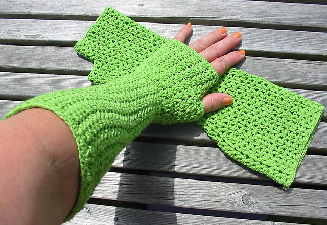 Crocheted Stretch Gauntlets