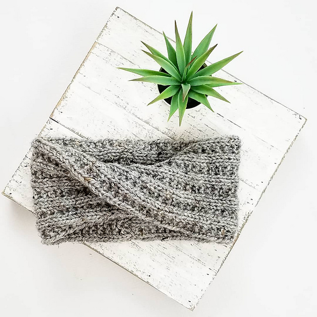 Ribbed Twist Earwarmer