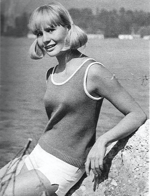 1346 Girl's beach sweater