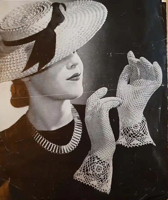 Pretty Gloves in Fishnet Crochet