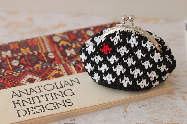 Ravelry Tapestry crocheted coin purse pattern by Ezgi Tandogan