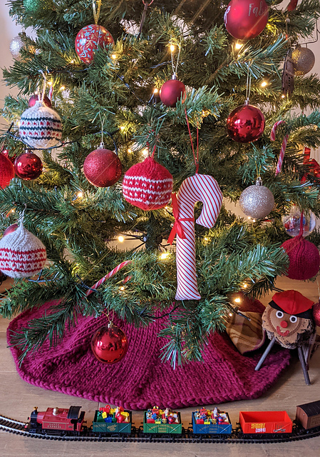 Knitmas tree skirt