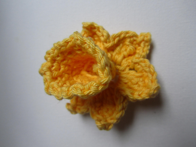 How to crochet a daffodil