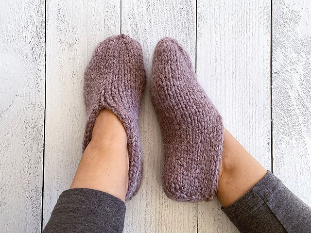 Cozy Slipper Socks - Beginner Knitting Pattern \\ Two needle flat