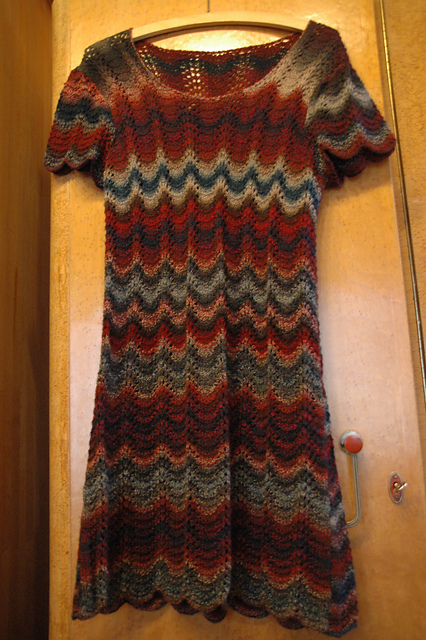 Modell 5 - Kleid im Wellenmuster