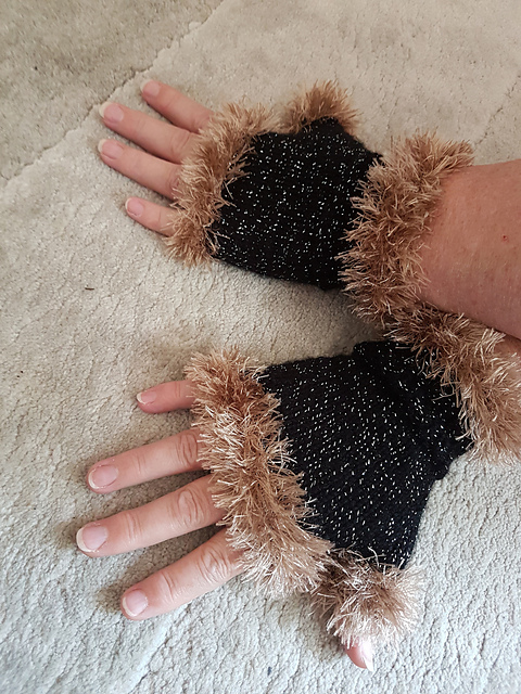 Glamorous Furry Finger-less Gloves