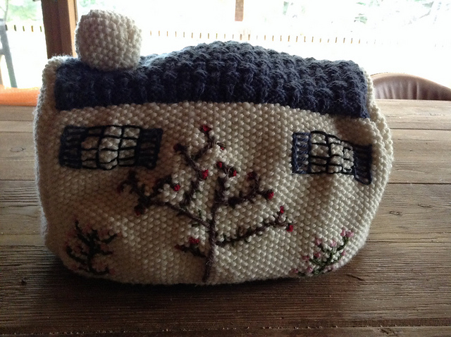 Country cottage tea cosy
