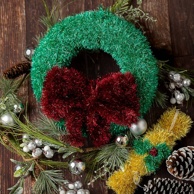 Christmas Wreath and Crackers