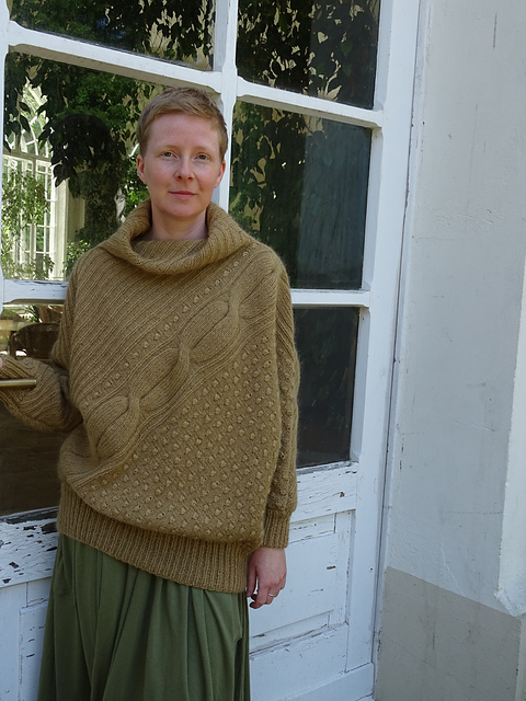 Gestrickter Kimonopullover mit Diagonalzopf