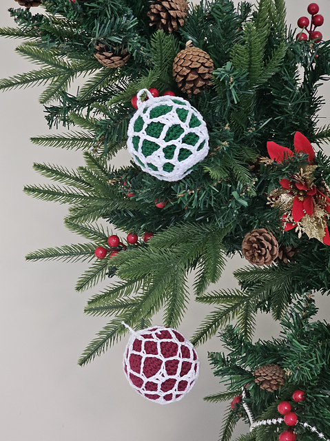 Lacy Christmas bauble ornaments