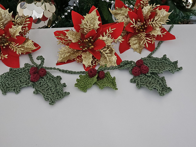 Holly leaf with Berries