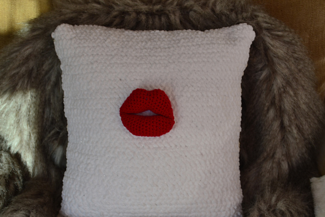 kiss pillow